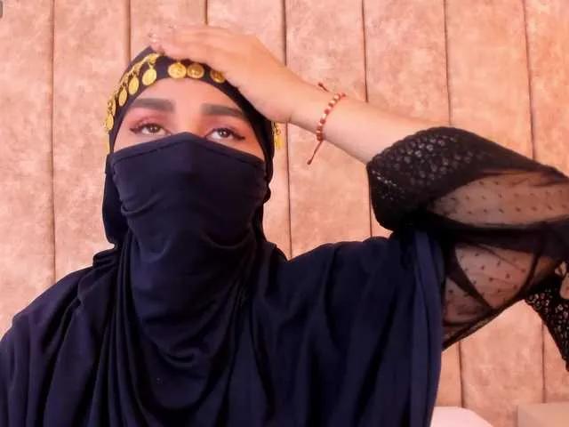 -Alisha — It ignites me a good talk that goes up little by little ... the accomplices looks, safety, mischievous humor and that energy that makes the skin stand without the need to touch.