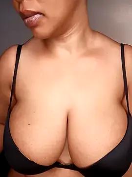 boobsnipplian on StripChat 