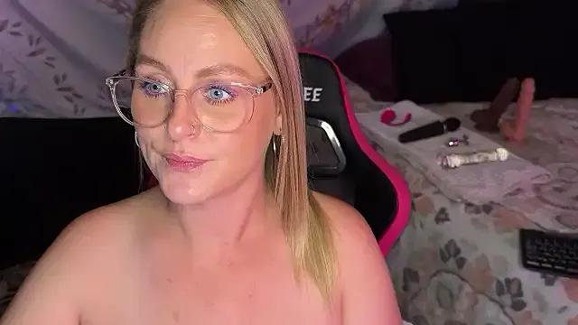 BossMomma0387 on StripChat
