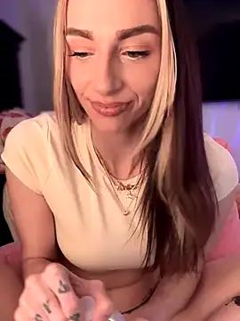 DallasAria — finger pussy upclose