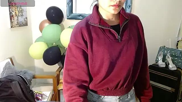 DestinyHills on StripChat