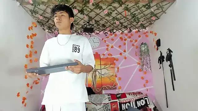 Fresahot2005 on StripChat