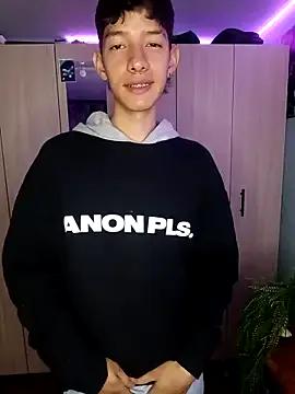 heyy_noah11 on StripChat