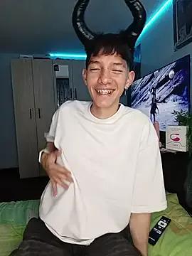 heyy_noah11 on StripChat