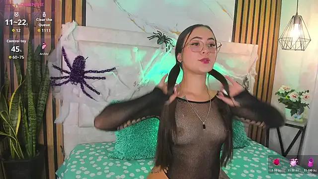 Honey_noir on StripChat