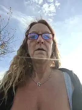 HotWifeLyn68 on StripChat