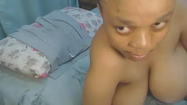 HugeTitisxx on StripChat