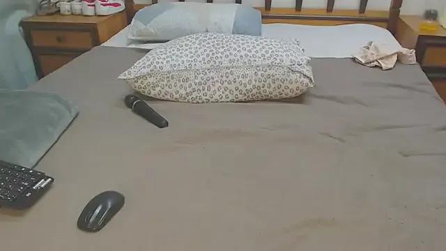 HugeTitisxx on StripChat