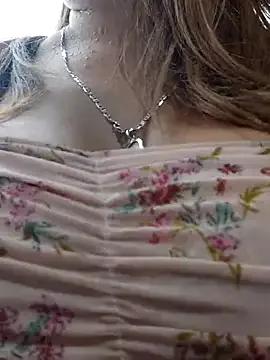 Laura-Hernandez — Showing my tits to a stranger