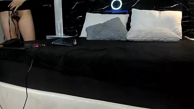 LIZ_HOLMES on StripChat