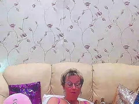 MilfyMommyXX on StripChat