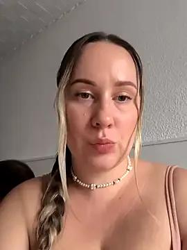 Mona_Plus on StripChat