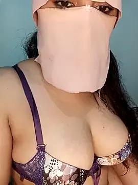 Queen-15 on StripChat 