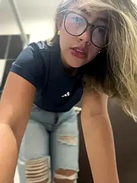 sara_calderon on StripChat