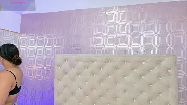 Sara_Desire on StripChat