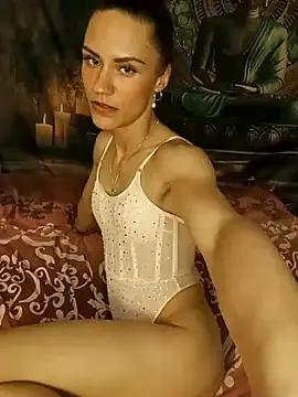 SlimBellaa on StripChat