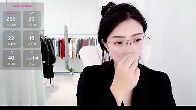 yangyang-777 on StripChat