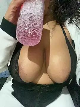 YellowHoneyDip on StripChat